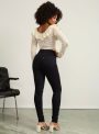 calça jeans denim zero thais – preto – skinny cós médio – lisa – barra feita