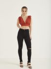 calça jeans denim zero débora – preto – skinny cós médio rasgo no joelho barra desfiada