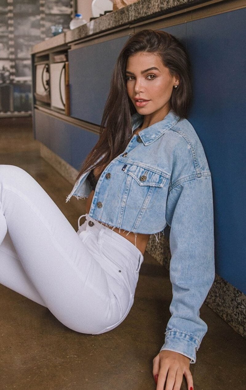 calça jeans denim zero eduarda – branca – skinny cós médio – lisa barra desfiada