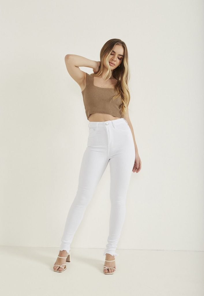 calça jeans denim zero melissa – branco – skinny hot pants – lisa – barra desfiada calça jeans denim zero melissa – branco – skinny hot pants – lisa – barra desfiada