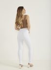 calça jeans denim zero melissa – branco – skinny hot pants – lisa – barra desfiada